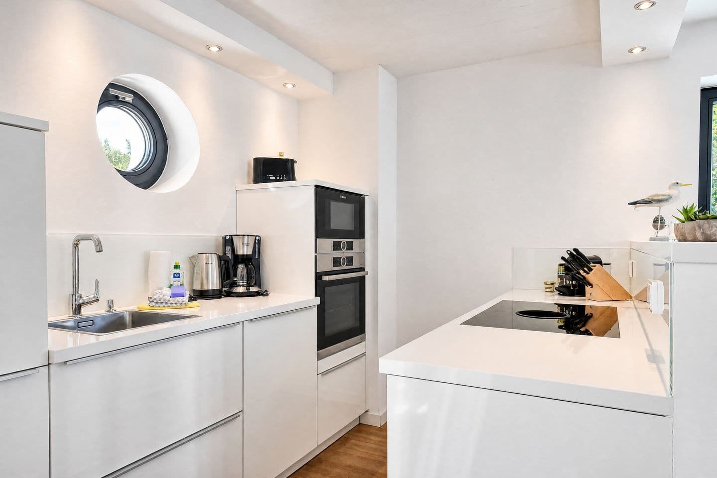 Ferienwohnung Sonnenloft 14 mit eigenem Kamin, Sauna, Strandkorb am Strand und Außenpool in der DÜNE7 Prora in Prora – Küche