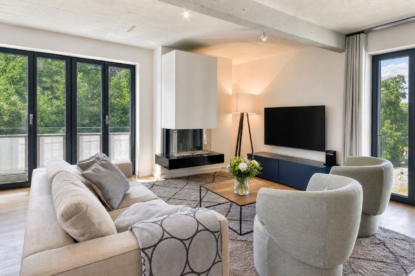 Ferienwohnung Sonnenloft 14 mit eigenem Kamin, Sauna, Strandkorb am Strand und Außenpool in der DÜNE7 Prora in Prora – Wohnzimmer