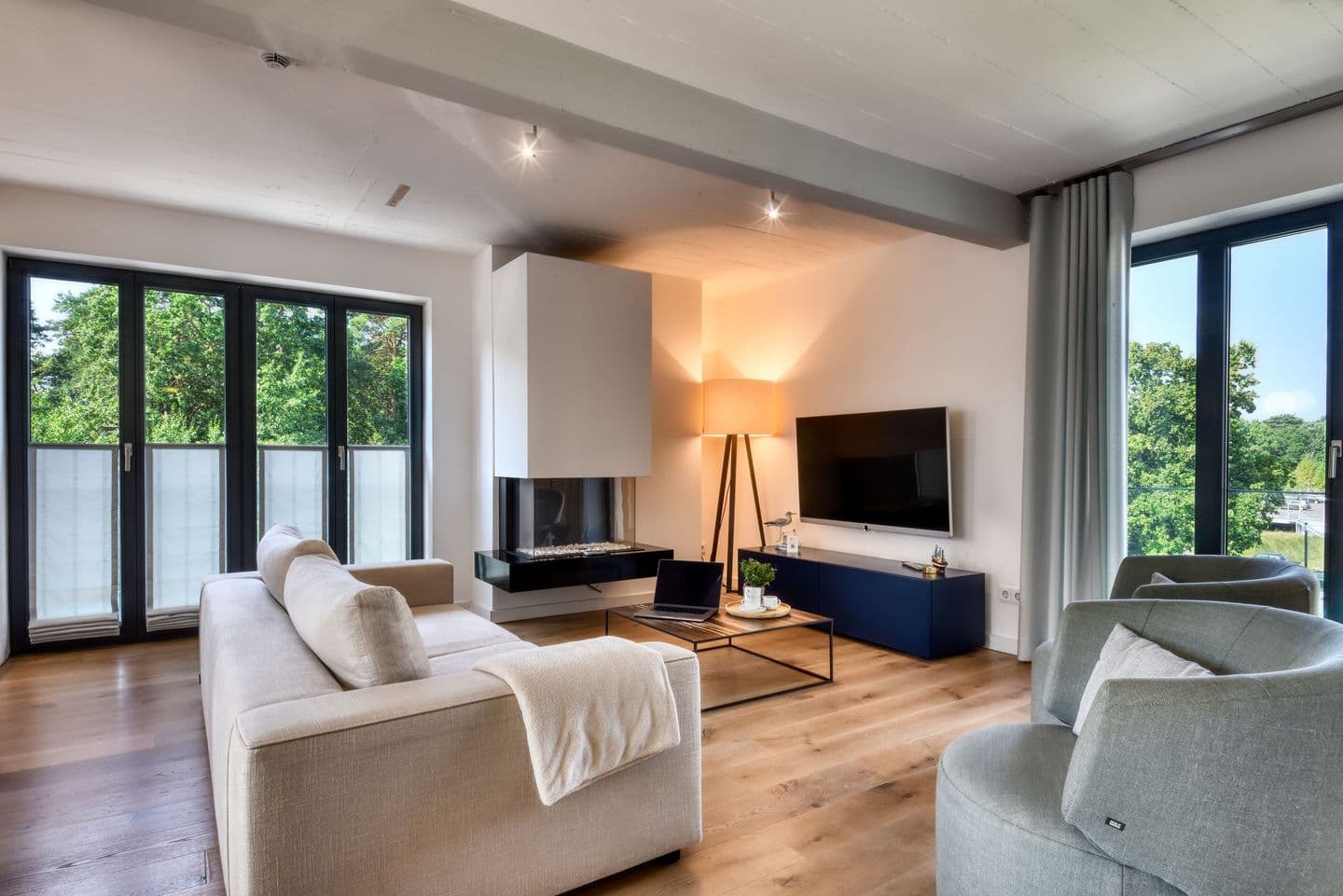 Ferienwohnung Sonnenloft 14 mit eigenem Kamin, Sauna, Strandkorb am Strand und Pool im Haus Düne 7 Prora in Prora – Wohnzimmer